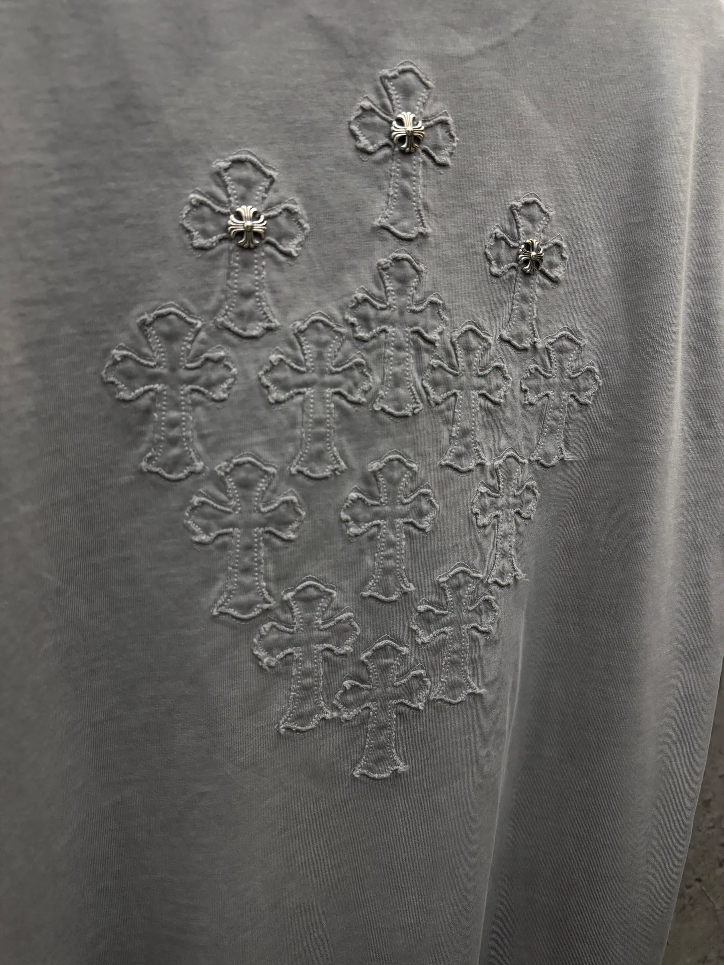 P200 top version, real shot without P, ​​different from market currency) 𝗖𝗵𝗿𝗼𝗺𝗲 𝗛𝗲𝗮𝗿𝘁𝘀/Croxin 2026 spring new original single counter American laser burnt patch embroidered couple short sleeves 👑The highest version! Customized fabric 330g, washed and fried. Best-selling model at the counter. Very comfortable to wear. Accessories: Original molded and authenticated collar label➕100% silk wash label. Genuine purchase-grade original hangtag➕matching hanging rope➕3D hanging beads➕original packaging bag. Craftsmanship: The original version has consistent wiring! The highest version of the armhole matching technique! Color: Khaki Black Rose Red Light Blue Purple Size: S M L XL Style Number: 26-2002
